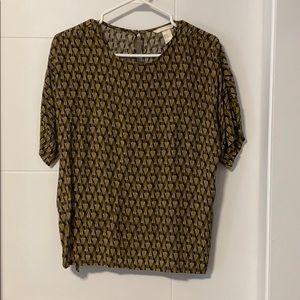 A short sleeves shirt